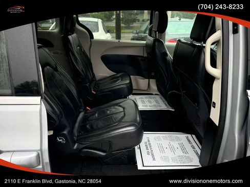 Used 2017 Chrysler Pacifica Touring-L FWD image 15