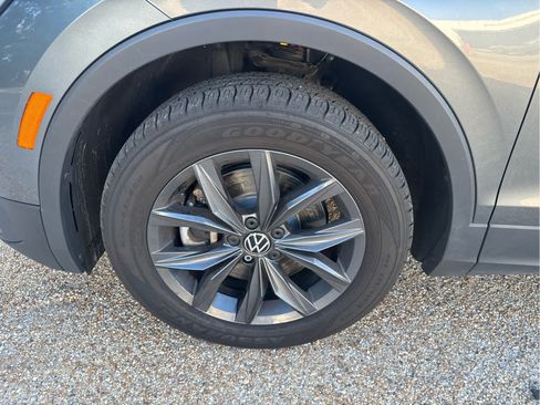 Used 2023 Volkswagen Tiguan SE AWD/4WD image 12