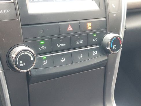 Used 2016 Toyota Camry LE image 28