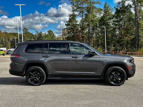 Used 2023 Jeep Grand Cherokee L Laredo image 5
