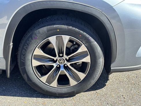 Used 2022 Toyota Highlander XLE image 5