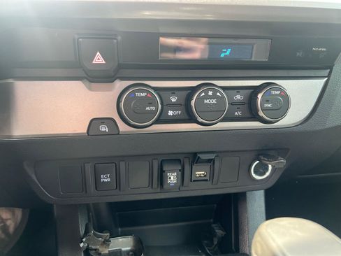Used 2022 Toyota Tacoma SR5 RWD image 11