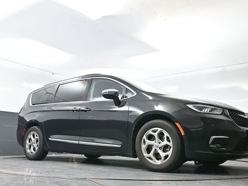 Used 2023 Chrysler Pacifica Limited image 26