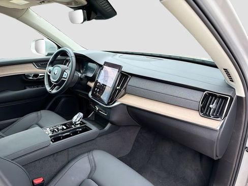 Used 2025 Volvo XC90 B5 Plus image 14