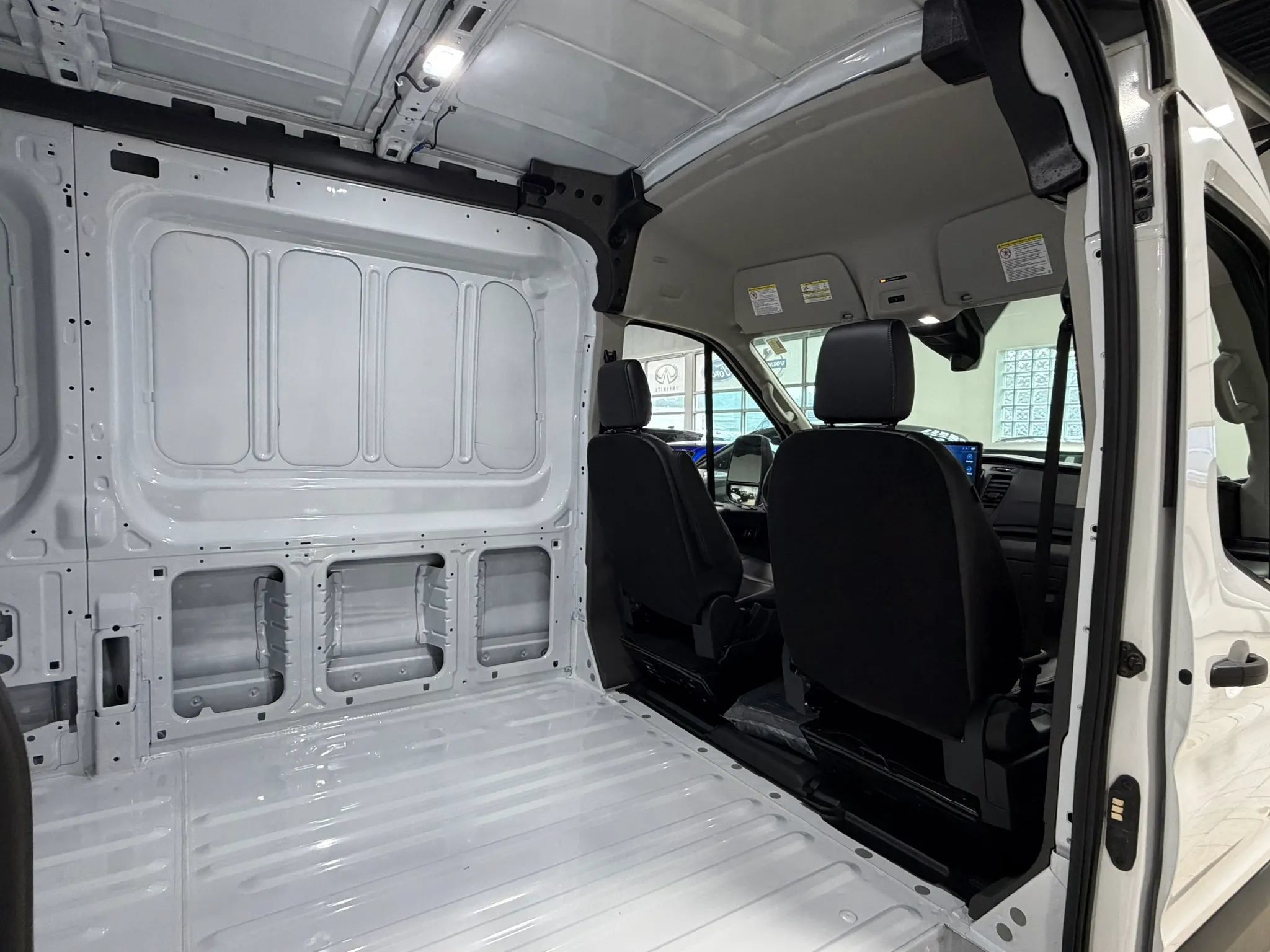 Used 2023 Ford E-Transit Medium Roof RWD image 22