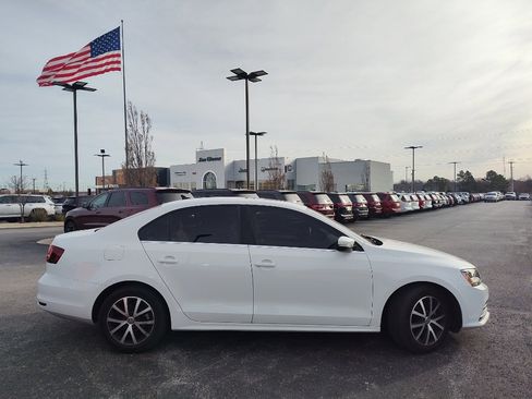 Used 2017 Volkswagen Jetta SE image 8