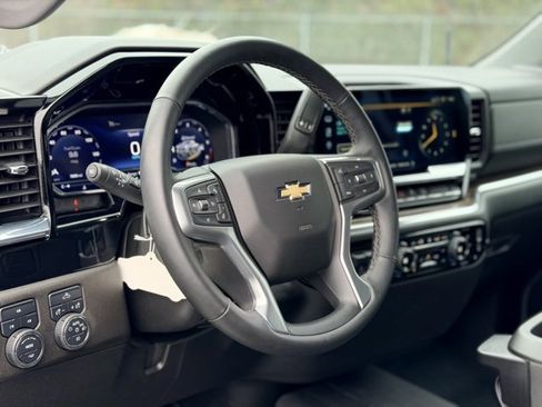 Used 2024 Chevrolet Silverado 2500 LT w/ Convenience Package image 9