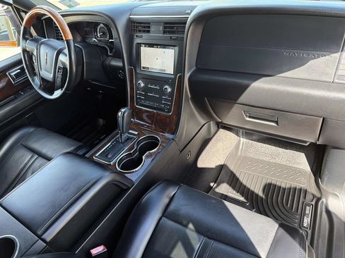 Used 2017 Lincoln Navigator Select RWD image 14