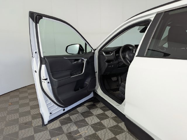 Used 2025 Toyota RAV4 XLE FWD image 11