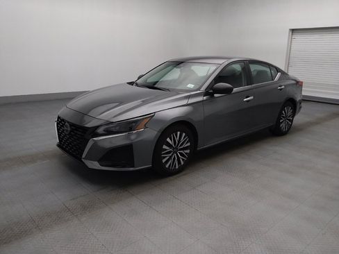 Used 2025 Nissan Altima 2.5 SV FWD image 2