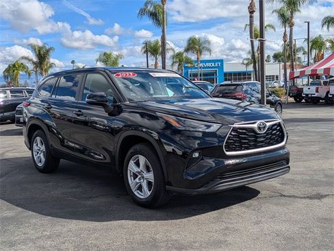 Used 2023 Toyota Highlander LE image 3