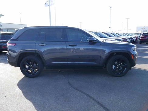 Used 2023 Jeep Grand Cherokee Limited w/ Black Appearance Package image 22
