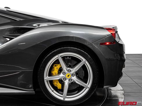 Used 2018 Ferrari 488 GTB RWD image 18