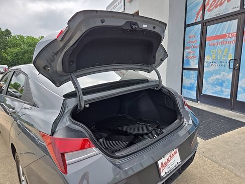 Used 2025 Hyundai Elantra SE FWD image 70
