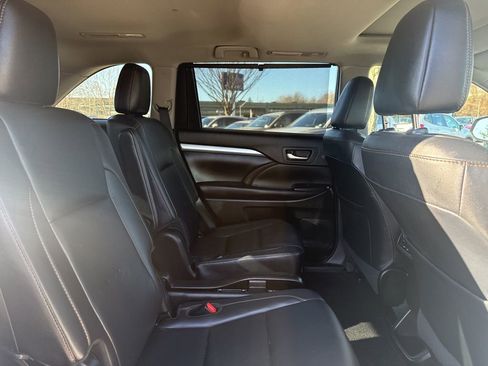 Used 2019 Toyota Highlander XLE image 29
