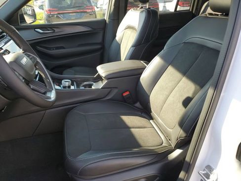 New 2025 Jeep Grand Cherokee Altitude image 14