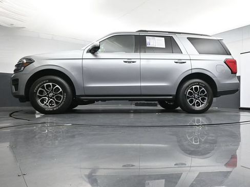 Used 2024 Ford Expedition XLT AWD/4WD image 32