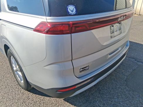 Used 2023 Kia Carnival LX FWD image 12