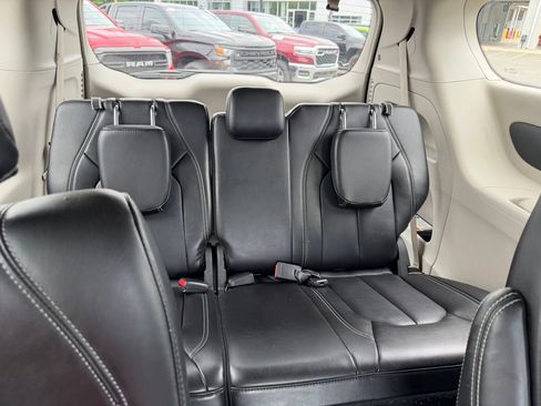 Used 2024 Chrysler Pacifica Touring-L FWD image 37
