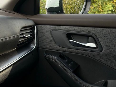 Used 2023 Nissan Rogue SV image 39