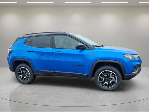 Used 2025 Jeep Compass Trailhawk AWD/4WD image 2