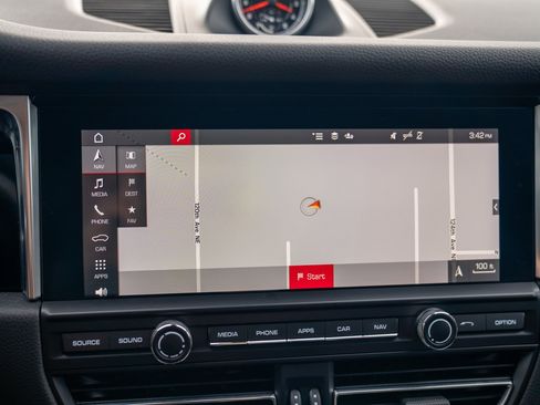Used 2020 Porsche Macan AWD/4WD image 18