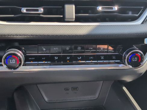 New 2026 Chevrolet Equinox LT w/ Convenience Package II FWD image 24