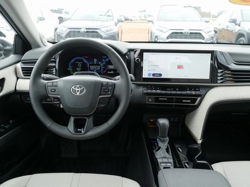 Used 2025 Toyota Camry XLE image 21