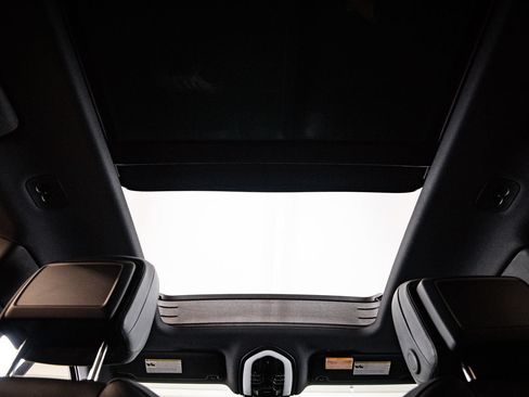 Certified 2024 Porsche Macan AWD/4WD image 30
