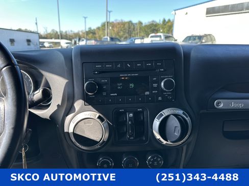 Used 2017 Jeep Wrangler Unlimited Sahara w/ Connectivity Group image 17