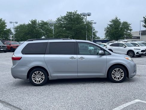 Used 2017 Toyota Sienna XLE w/ XLE Navigation Package FWD image 4