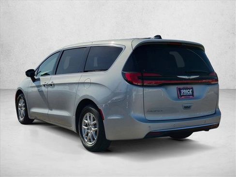 Used 2023 Chrysler Pacifica Touring-L FWD image 9