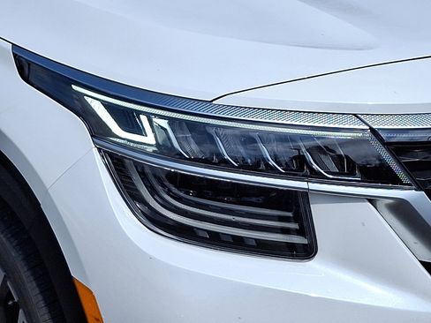 Used 2021 Kia Seltos SX w/ SX Sunroof Package image 9