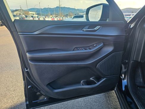 Used 2025 Jeep Grand Cherokee Altitude image 14