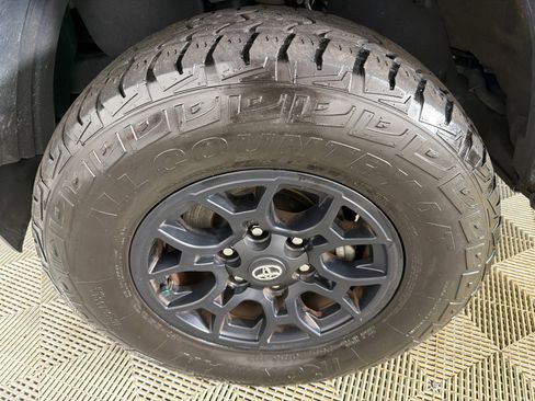 Used 2021 Toyota Tacoma SR5 RWD image 11