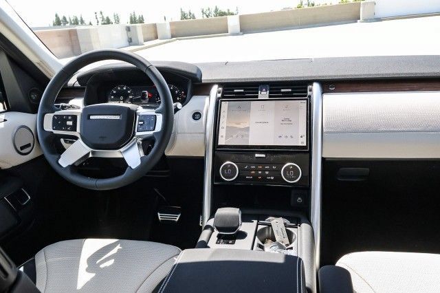 Used 2025 Land Rover Discovery Dynamic SE AWD/4WD image 16