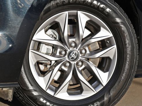 Used 2024 Toyota Sienna XLE image 12