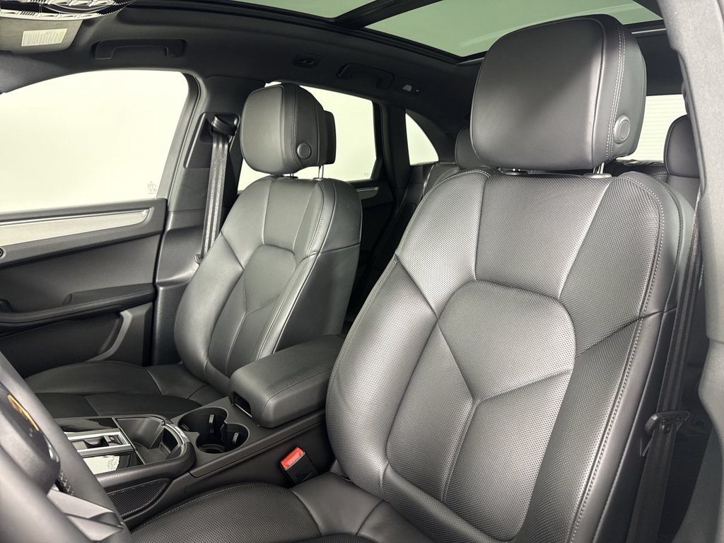 Certified 2025 Porsche Macan AWD/4WD image 5