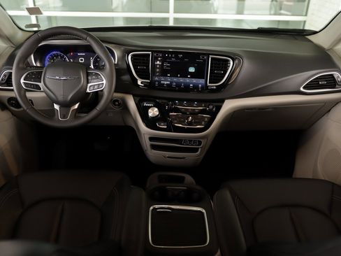 Used 2024 Chrysler Pacifica Touring-L image 18