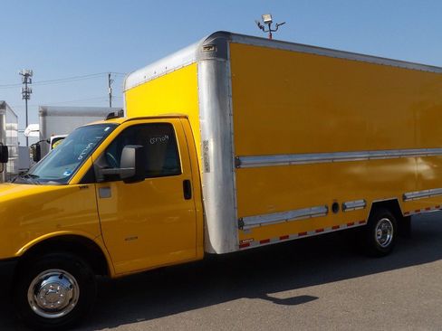 Used 2021 GMC Savana 3500 Extended w/ Power Convenience Package RWD image 7
