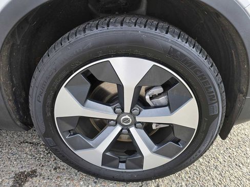 Used 2025 Volvo XC40 B5 Core w/ Protection Package Premier image 9