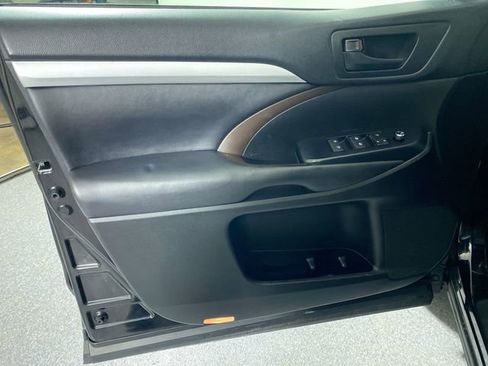 Used 2018 Toyota Highlander LE image 18