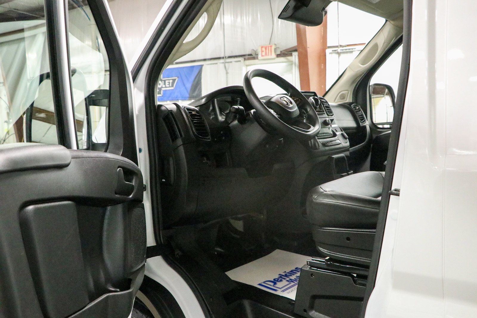 Used 2024 RAM ProMaster 2500 w/ Convenience Group FWD image 3