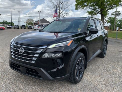 Used 2024 Nissan Rogue SV w/ SV Premium Package image 4