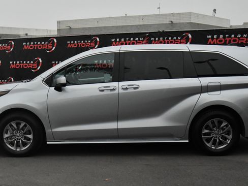 Used 2023 Toyota Sienna LE image 4