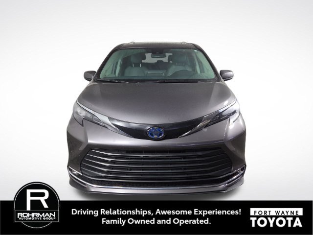 Used 2024 Toyota Sienna XLE w/ XLE Plus Package AWD/4WD image 3