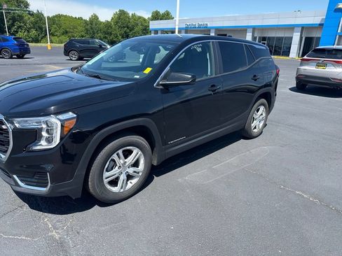 Used 2024 GMC Terrain SLE AWD/4WD image 2