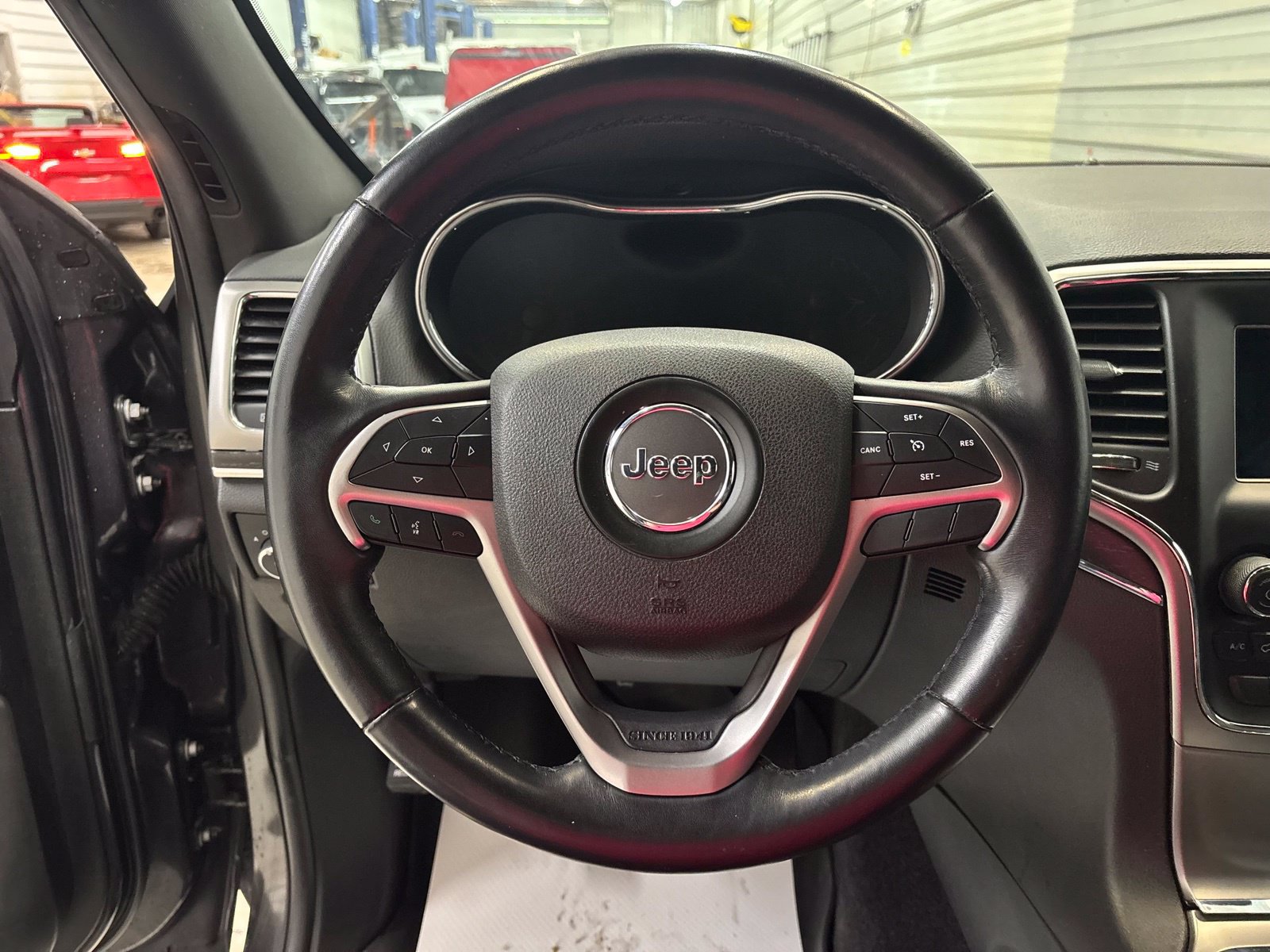 Used 2018 Jeep Grand Cherokee Limited AWD/4WD image 11