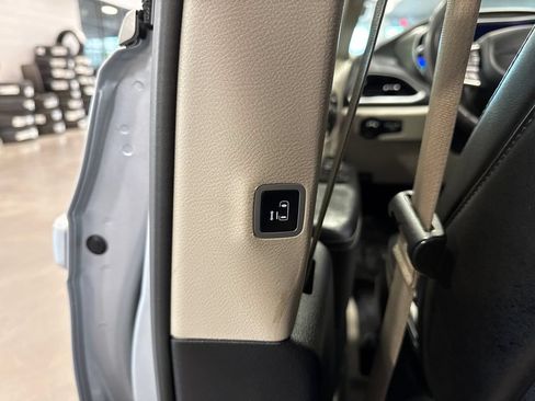 Used 2023 Chrysler Pacifica Touring-L FWD image 12
