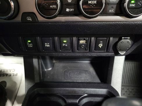 Used 2016 Toyota Tacoma Limited w/ Towing Package image 17